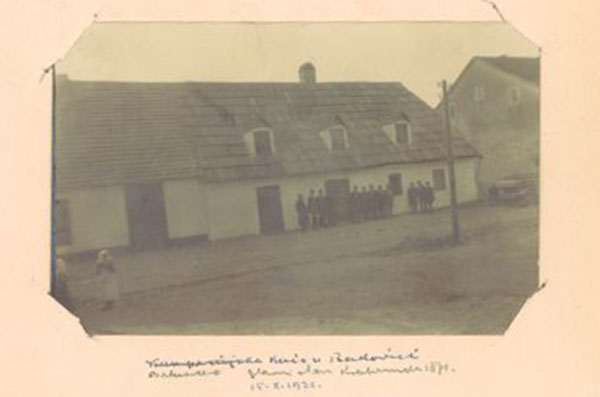 Zajedničja fotografija u Rakovici ispred prenoćišta ekshumacija kvaternik sudionici